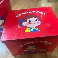 ぺこちゃんの筒形缶と箱型ケースの画像