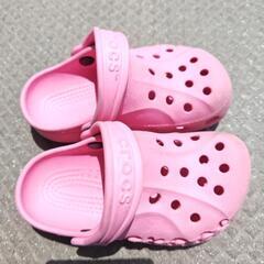 子供用　ピンク　クロックスサンダルの画像