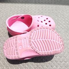 子供用　ピンク　クロックスサンダルの画像