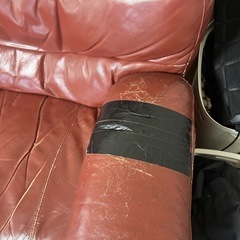 ニトリ　電動　リクライニング　ソファー　動作品　赤茶　表面に破れ等ある為
ジャンクの画像