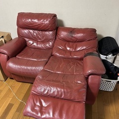ニトリ　電動　リクライニング　ソファー　動作品　赤茶　表面に破れ等ある為
ジャンクの画像
