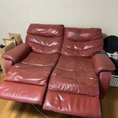 ニトリ　電動　リクライニング　ソファー　動作品　赤茶　表面に破れ等ある為
ジャンクの画像