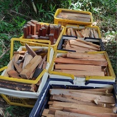 キャンプ用品　薪　廃材　今月中に処分するので少し値引きさせてもらいます。連絡お待ちしています。の画像