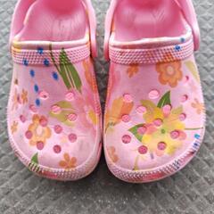 子供用　ピンク花柄付きクロックス型サンダル　の画像