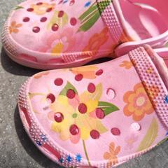 子供用　ピンク花柄付きクロックス型サンダル　の画像