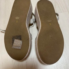 【美品】muum シルバービジューサンダル Sサイズの画像