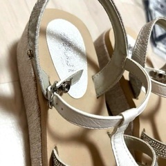 【美品】muum シルバービジューサンダル Sサイズの画像