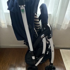  アップリカベビーカーと安全柵の画像