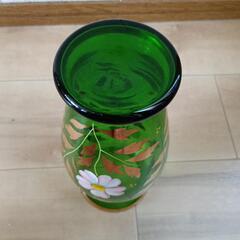 美品★ガラス　花柄🌼花瓶の画像