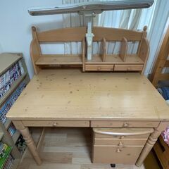 子供用の学習机 譲りますの画像
