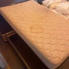 シングルベッドとマットレスの画像
