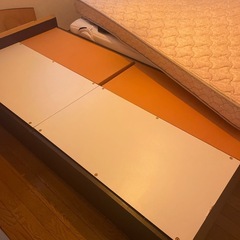 シングルベッドとマットレスの画像