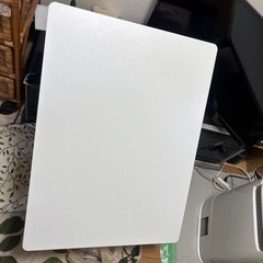 白テーブルの画像
