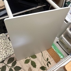 白テーブルの画像