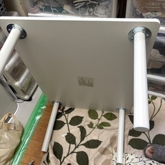 白テーブルの画像