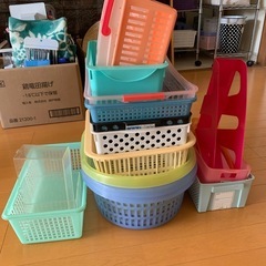 プラスチックケース　さまざま　収納　小分け　リビング　キッチン　洗面所