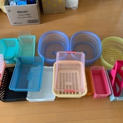 プラスチックケース　さまざま　収納　小分け　リビング　キッチン　洗面所の画像