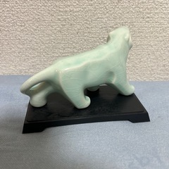 虎の置物　干支　陶器製　台座付きの画像