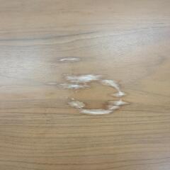 ダイニングテーブル  オシャレ 木製 正方形 天板に浮きあり　【こちらは店舗です。浜村鹿野温泉ICから3分 買取本舗 宮本リサイクル 営業時間9～19時 定休日水曜のみ←連絡できませんm(_ _)m】の画像