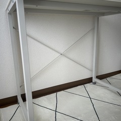 ホワイトテーブルの画像