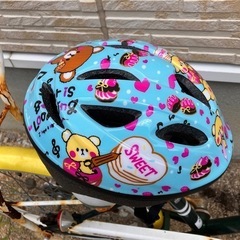 子供用自転車 20インチ 補助バー ヘルメット付きの画像