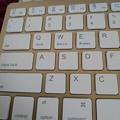 ゴールド　ワイヤレスキーボードの画像