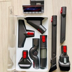 Dyson Cyclone V10クリーナーヘッド、付属ツール、充電スタンドの画像