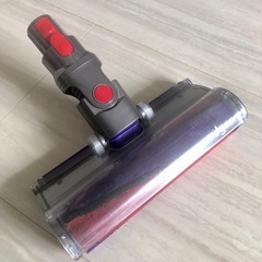Dyson Cyclone V10クリーナーヘッド、付属ツール、充電スタンドの画像