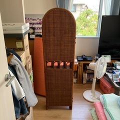 籐の四つ折りパーテーションの画像