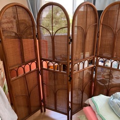 籐の四つ折りパーテーションの画像