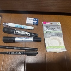 文房具セット　ペンケース　マッキー　油性ペン　修正液　ホチキス針　両面テープ　クリップ　ホチキスの画像
