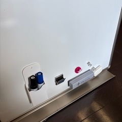 PlUS　壁掛ホーローホワイトボード LB-130とコクヨ引き出しの画像