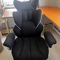 パソコンデスク、ゲーミングチェアの画像