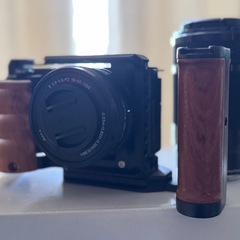即決★ハンドルリグ付き　SONY(ソニー) Vlog用カメラ ミラーレス一眼カメラ ZV-E10 パワーズームレンズキット(同梱レンズ:SELP1650) の画像