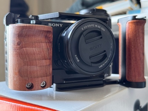 即決★ハンドルリグ付き　SONY(ソニー) Vlog用カメラ ミラーレス一眼カメラ ZV-E10 パワーズームレンズキット(同梱レンズ:SELP1650)