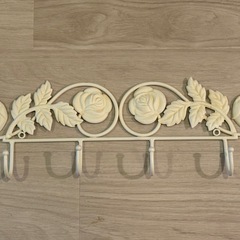 【お譲り先決まりました】壁掛けフック　白いバラデザインの画像