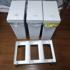 車輪付いているゴミ箱の画像