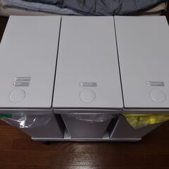 車輪付いているゴミ箱の画像