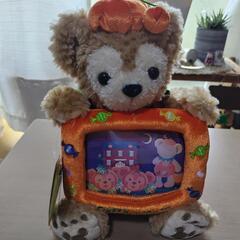 お値下げしました！　中古　ハロウィンセット③　ダッフィー　写真立て　と　ぬいぐるみバッジ２種　TokyoDisneyResort購入の画像