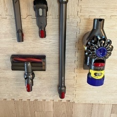 Dyson V7 slim 掃除機 本体セット+充電セット+スタンドの画像