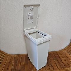 【取引中】プッシュスリム フタ付きゴミ箱　15L の画像