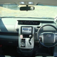 ヴォクシーＺ　８人乗　ＡＴ　４ＷＤ　両側スライド片側電動スライドドア　 走行距離　１５２０２０ｋｍ サビ少なくエンジン・ミッション・足廻り調子良しの画像