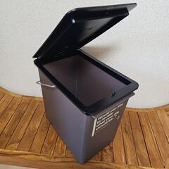 【取引中】Like-it スチールハンドル　プッシュフタ付きゴミ箱　17Lの画像