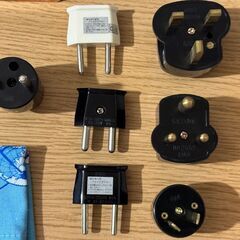  韓国中国、香港、ヨーロッパ、 海外旅行用マルチ変換プラグセット 14点＋専用ケース・電圧一覧表付き 専用ポーチ付の画像