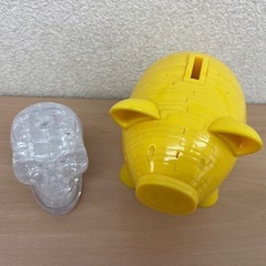 立体パズル クリスタルスカルと黄色いブタの貯金箱 の画像