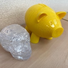 立体パズル クリスタルスカルと黄色いブタの貯金箱 の画像