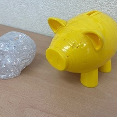 立体パズル クリスタルスカルと黄色いブタの貯金箱 の画像