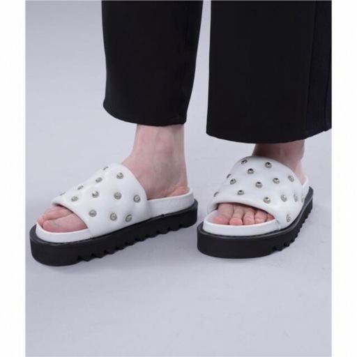 【TOGA PULLA】パフスタッズサンダル