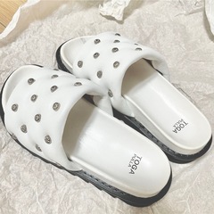 【TOGA PULLA】パフスタッズサンダルの画像