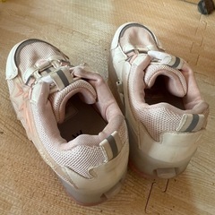 ローラー付きスニーカー（サイズ34）。の画像